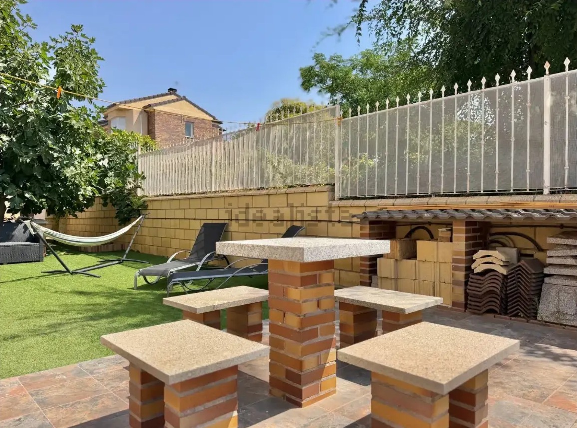 Chalet pareado en esquina con piscina privada en Ugena - imagen 17