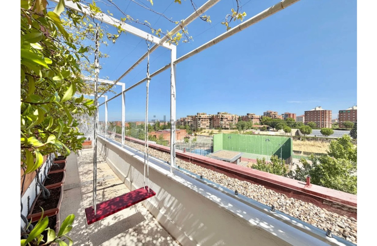Calle de Carlos Solé · Dúplex reformado de 140 m² con espectacular terraza y vistas panorámicas al skyline de Madrid · vivienda en venta en Madrid · Yolanda González
