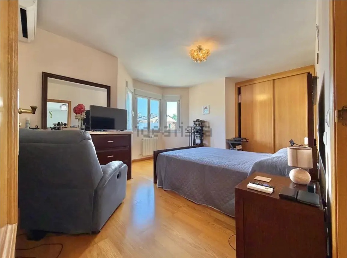 Chalet pareado en esquina con piscina privada en Ugena - imagen 9