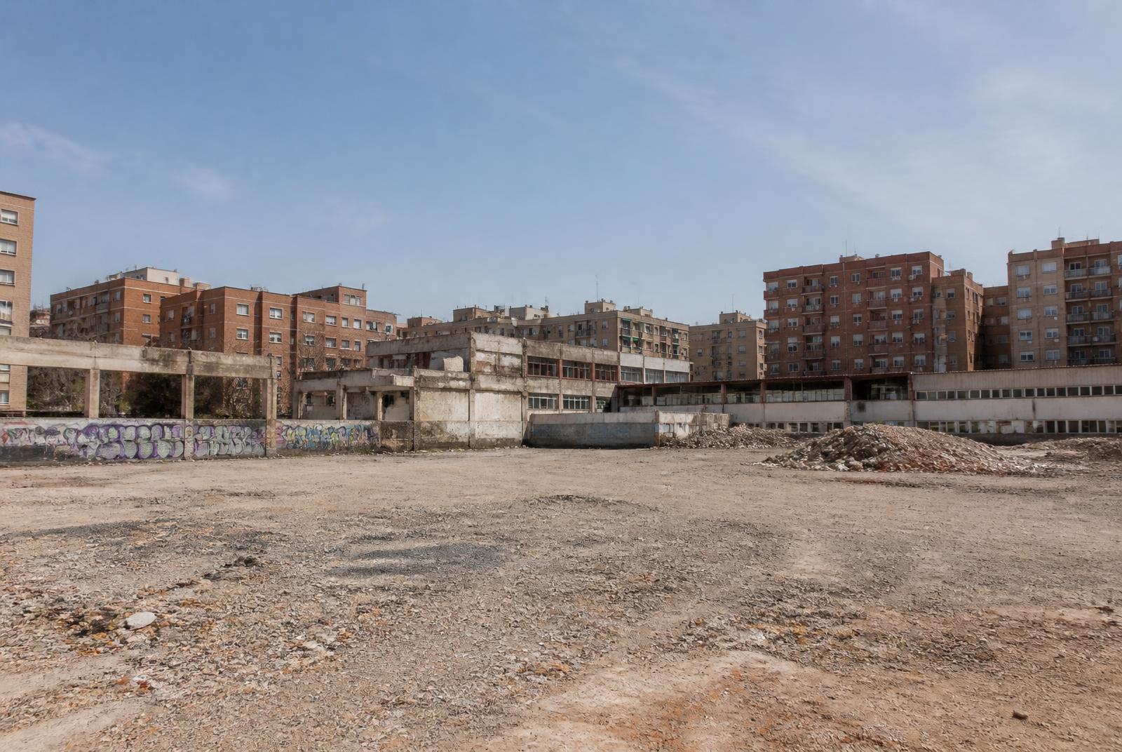 Solar de la antigua fábrica Borondo en Palomeras Sureste, Vallecas, rodeado de bloques residenciales
