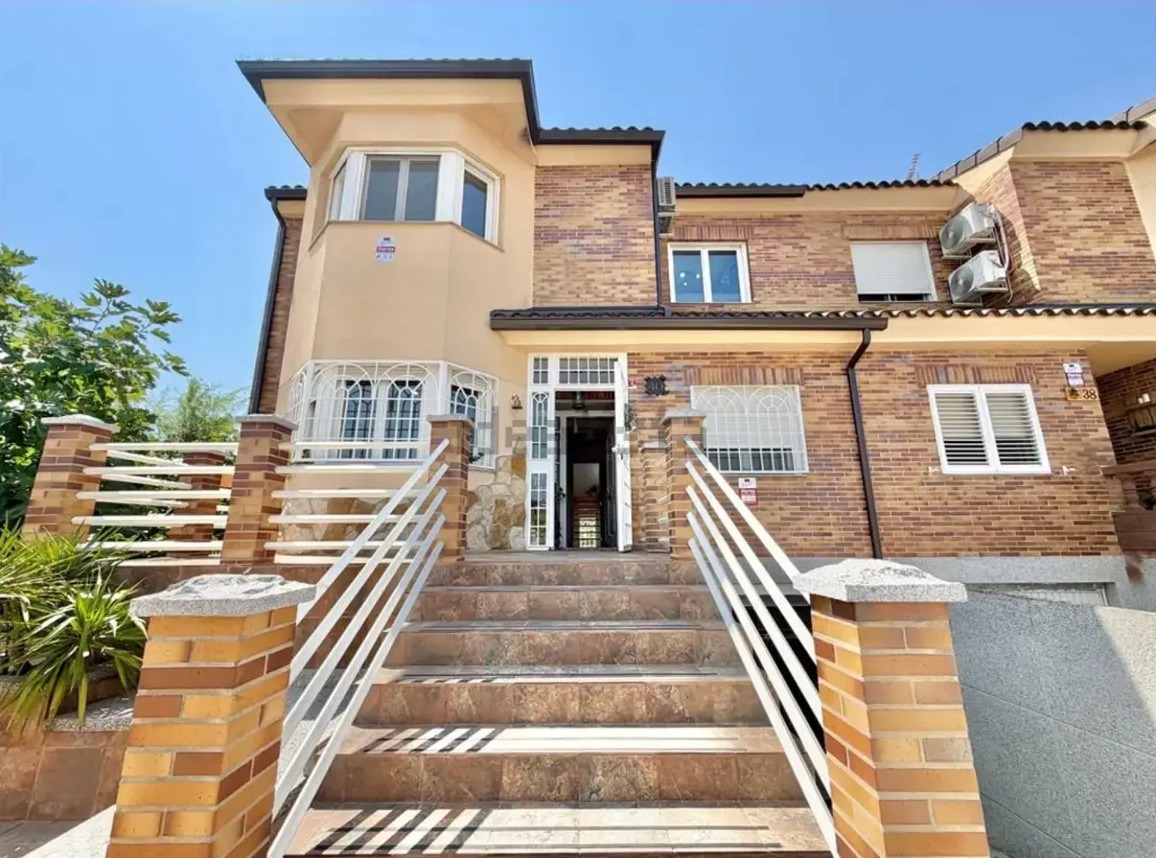 Chalet pareado en esquina con piscina privada en Ugena - imagen 2