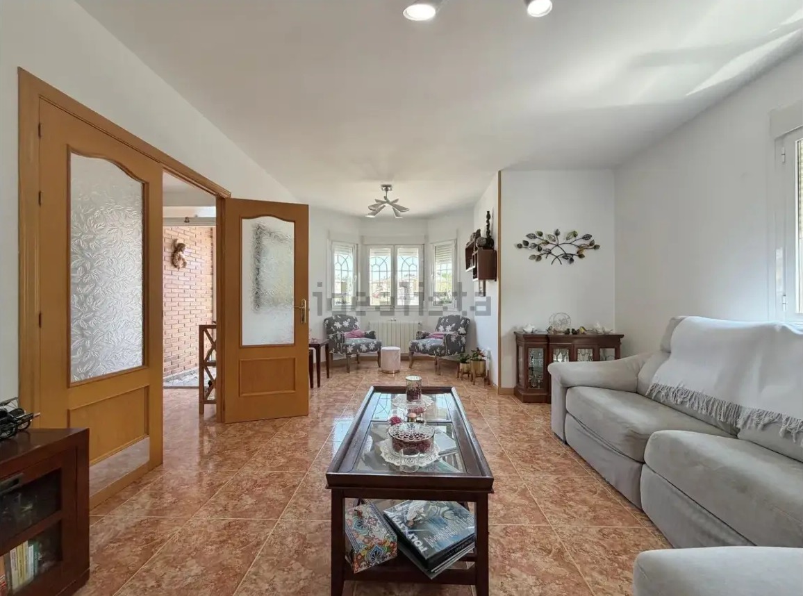 Chalet pareado en esquina con piscina privada en Ugena - imagen 3