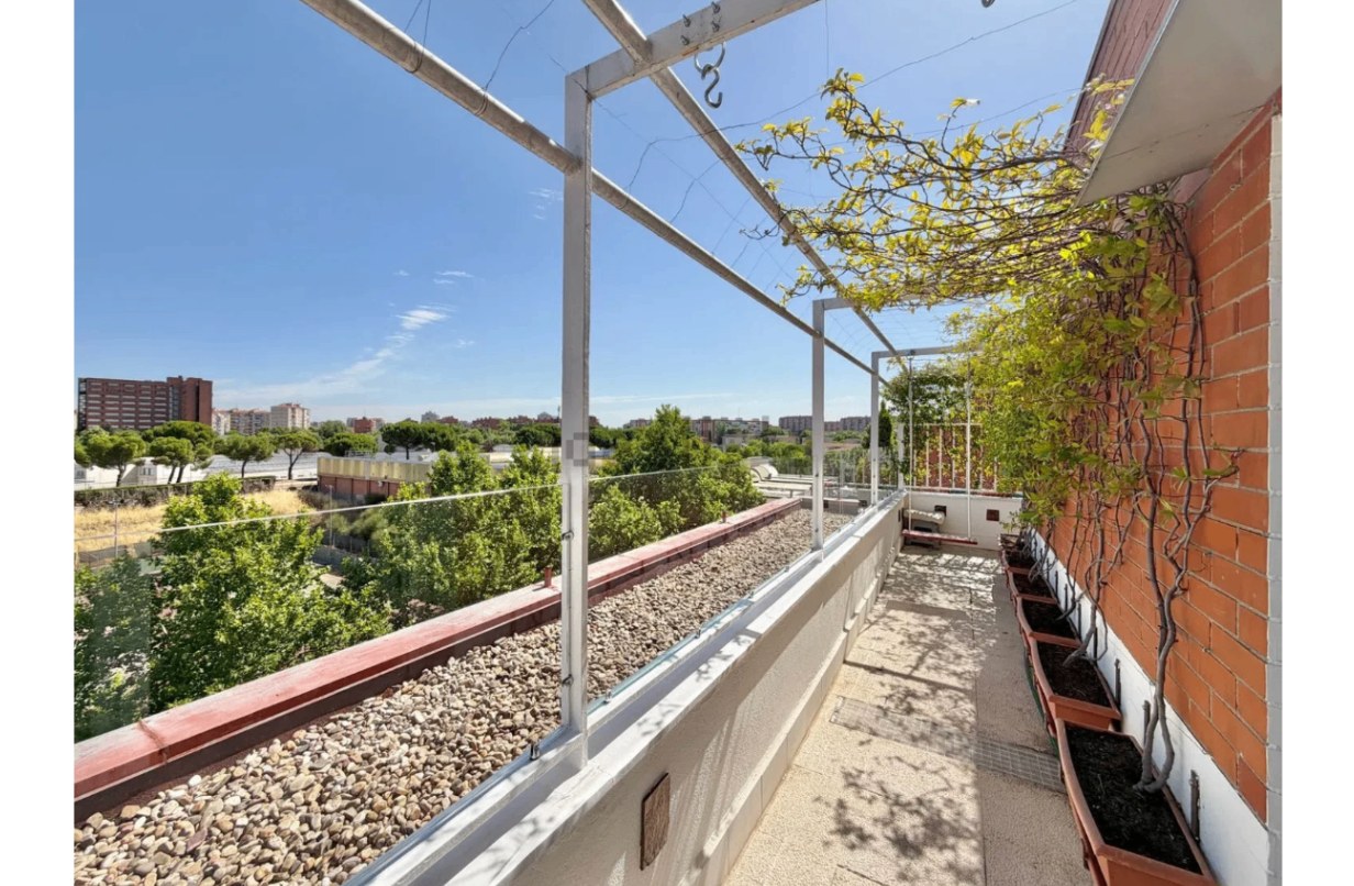 Calle de Carlos Solé · Dúplex reformado de 140 m² con espectacular terraza y vistas panorámicas al skyline de Madrid - imagen 9